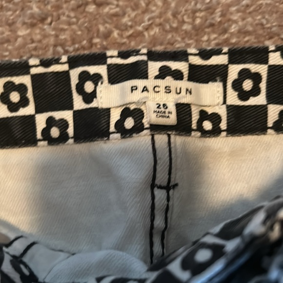 Pacsun flower mod mini black and white - Picture 2 of 3